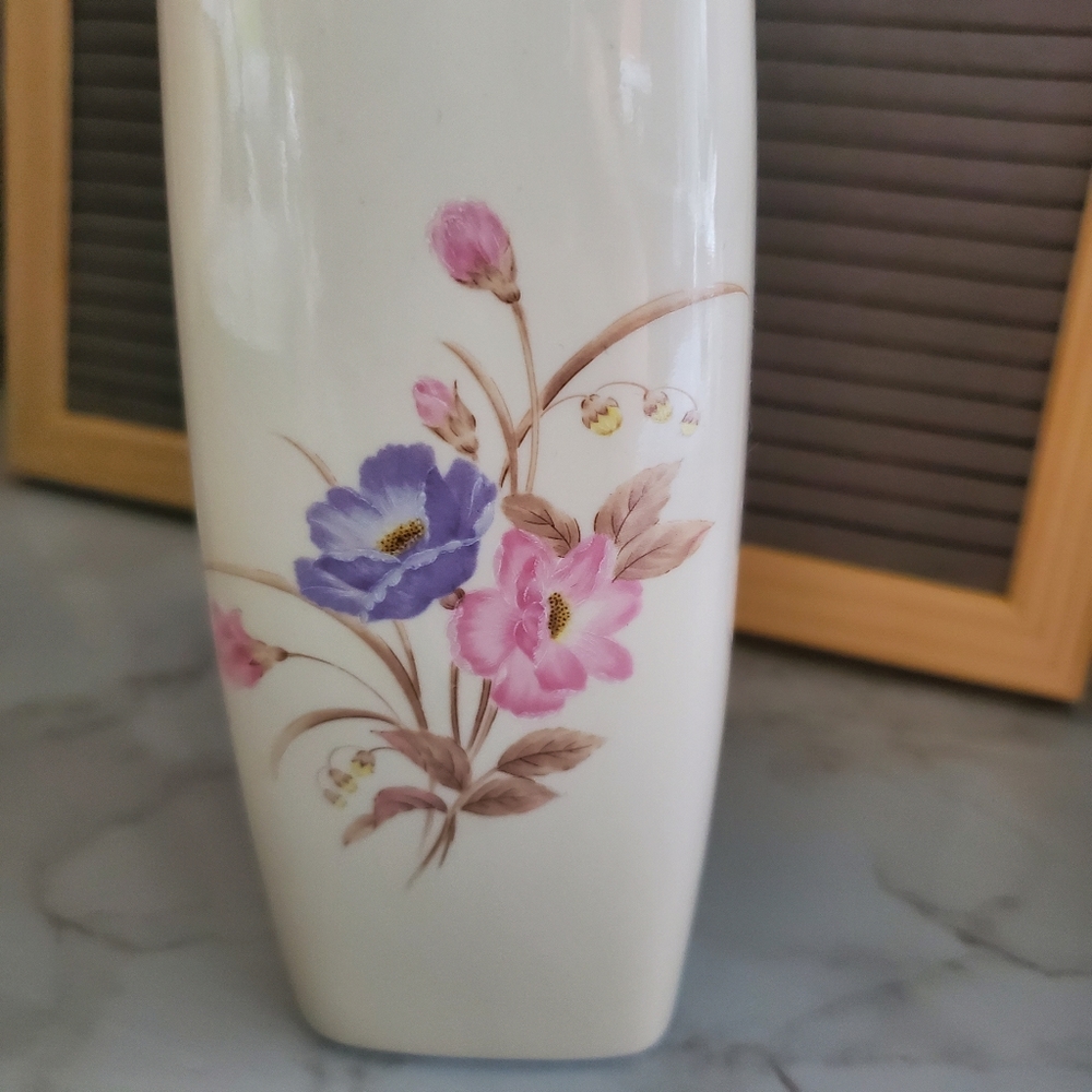 Vintage Asian Floral Porcelain Vase Gold Rim Cream - Picture 2 of 6